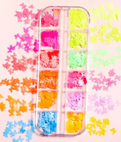 Caixa transparente com pequenas borboletas de plástico coloridas.