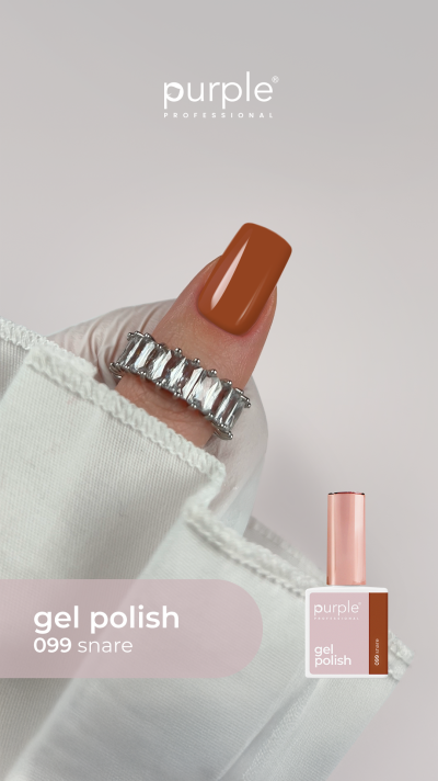 Unha pintada com verniz gel castanho e anel prateado com pedras retangulares