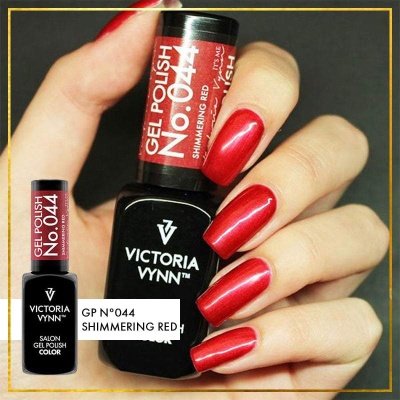 Esmalte gel vermelho Shimmering Red Victoria Vynn em mão com unhas pintadas