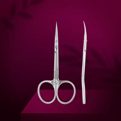 Tesoura de manicura prateada com ponta fina e curva sobre fundo bordô