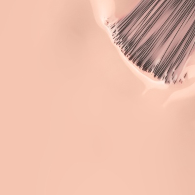 Pincel de maquilhagem com verniz cor de pele claro