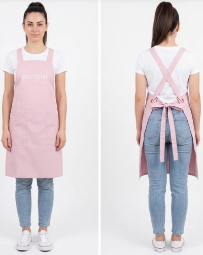 Avental rosa com bolsos e alças cruzadas