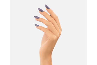 Mão feminina com unhas roxas foscas