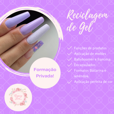 Unhas com gel lilás e roxo decoradas em fundo lilás com texto em português