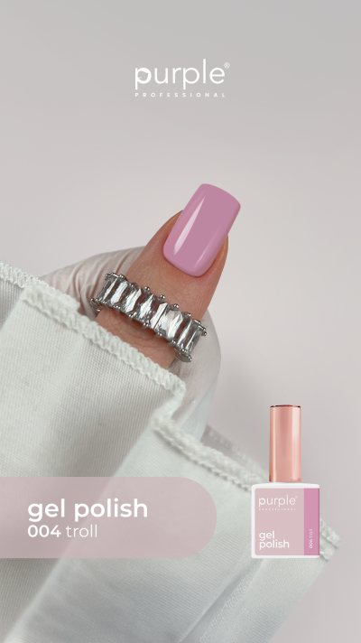 Unha com verniz gel rosa claro e anel prateado com pedras transparentes