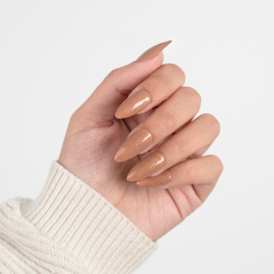 Mão com unhas longas castanhas brilhantes em fundo branco