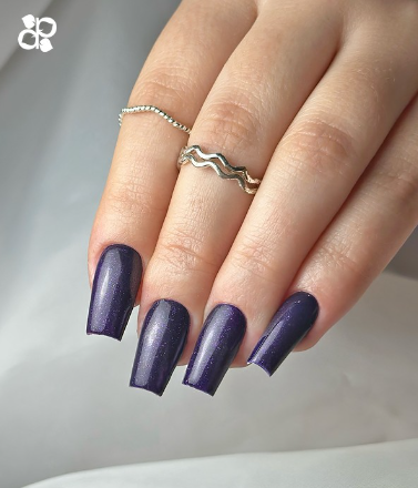 Unhas longas roxas cintilantes com dois anéis prateados