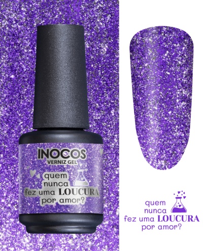 Frasco de verniz gel roxo com glitter da marca INOCOS ao lado de unha pintada da mesma cor