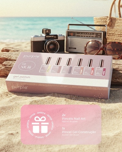 Kit de verniz gel Purple Professional com 6 frascos em caixa rosa, câmera Olympus, rádio antigo, óculos de sol castanhos e mala de palha na areia da praia