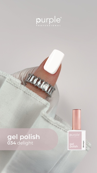 Garrafa de esmalte em gel branca Purple Professional e unha com esmalte branco e anel prateado.
