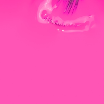 Fundo rosa com pincelada branca brilhante no canto superior direito