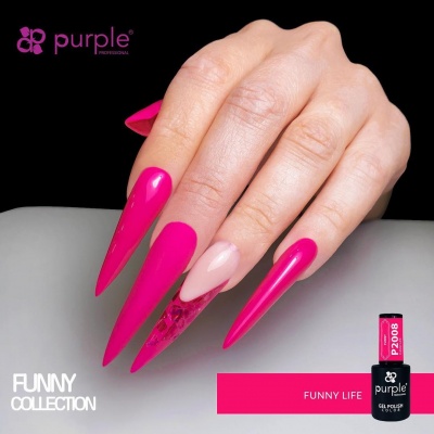 Mão com unhas pintadas em rosa fúcsia e nude, frasco de verniz gel Purple P2008