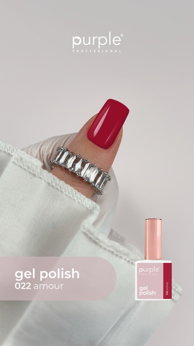 Unha com verniz gel vermelho escuro 022 amour da Purple Professional e anel com pedras transparentes