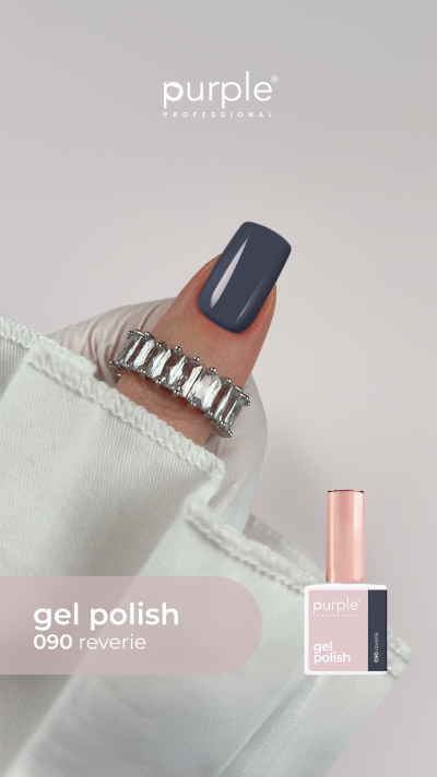 Unha com verniz gel azul escuro e anel prateado, frasco verniz gel ao lado