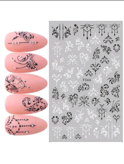 Autocolantes para unhas com padrão floral em preto e branco e unhas postiças cor-de-rosa com aplicação dos autocolantes