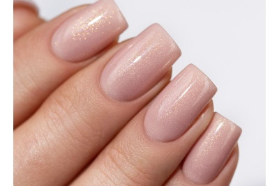 Unhas com verniz cor de pele brilhante e formato quadrado