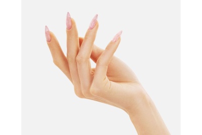 Mão feminina com unhas cor-de-rosa glitter
