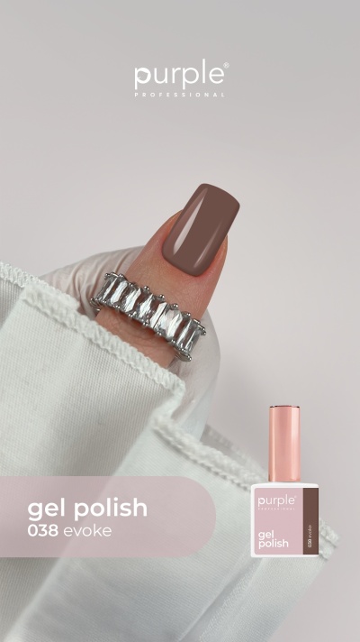 Unha com verniz gel castanho acinzentado Purple Professional 038 evoca com anel prateado e fundo cinza