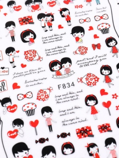 Papel de embrulho branco com desenhos de crianças e corações em preto e vermelho