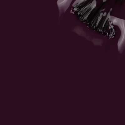 Esmalte de unhas roxo escuro com pincel.