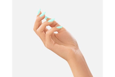 Mão com unhas longas azuis claras em fundo branco