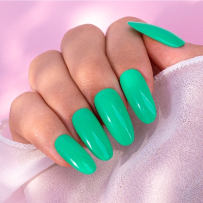 Mão com unhas longas pintadas de verde brilhante