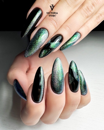 Unhas com design em gel preto e verde metálico brilhante com padrão geométrico.