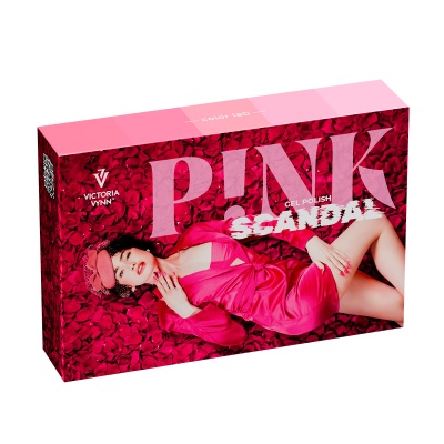 Caixa rosa e vermelha de verniz gel para unhas com mulher vestida de rosa