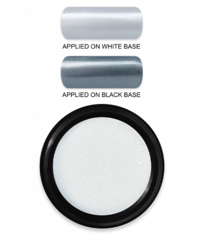 Pó branco em embalagem preta redonda, aplicado em bases branca e preta