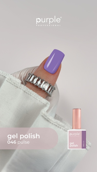 Unha pintada de verniz gel lilás com anel prateado e embalagem de verniz ao lado.