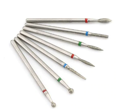 Conjunto de brocas rotativas de metal com pontos coloridos em fundo branco