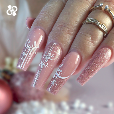 Unhas longas com decoração rosa e branca com motivos de estrelas e flocos de neve