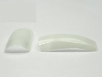 Duas unhas postiças brancas brilhantes em fundo branco