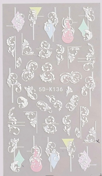 Folha decorativa com arabescos brancos e formas geométricas coloridas pastel