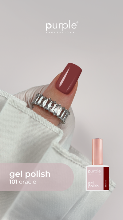 Unha com verniz gel vinho e anel prateado com pedras