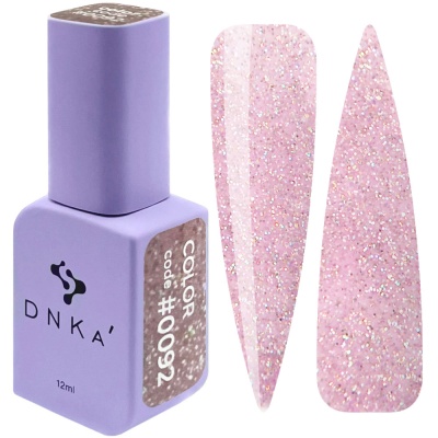 Frasco de verniz lilás DNKA com código de cor e duas amostras de unhas cor rosa com glitter