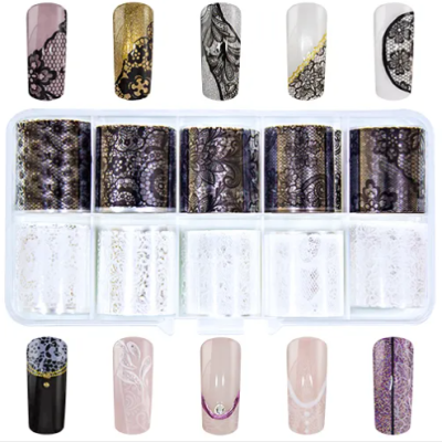 Películas para unhas com padrões florais e rendados em várias cores numa caixa plástica