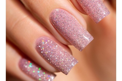Unhas com verniz cor-de-rosa claro e glitter prateado brilhante