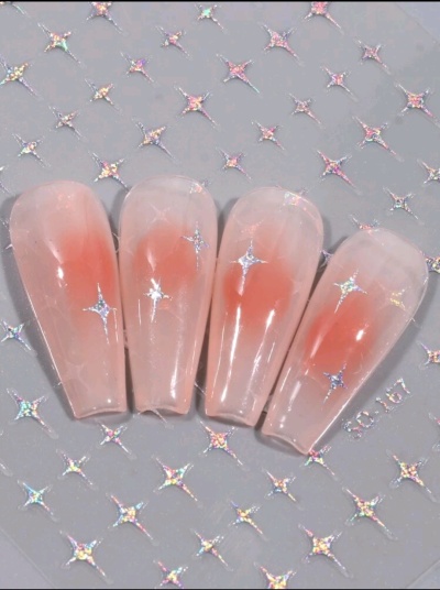 Unhas postiças rosa com glitter prateado sobre fundo cinza holográfico