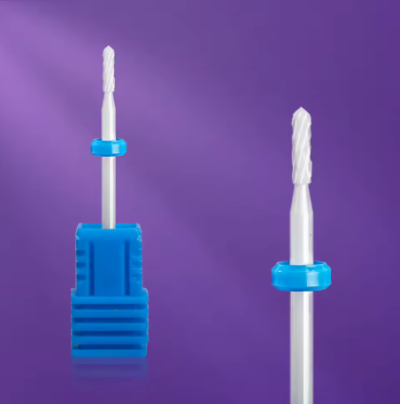 Ferramenta de manicure cerâmica branca com suporte azul em fundo roxo
