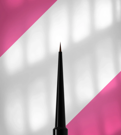 Esmalte ou aplicador de ponta fina preto com fundo branco e rosa