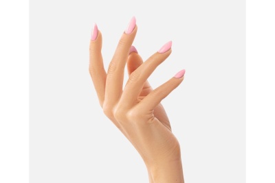 Mão feminina com unhas pintadas de rosa claro