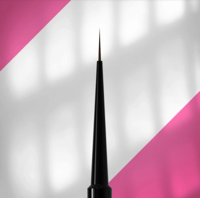 Pincel fino de cabo preto com cerdas marrons