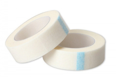 Dois rolos de fita adesiva branca com faixa azul clara