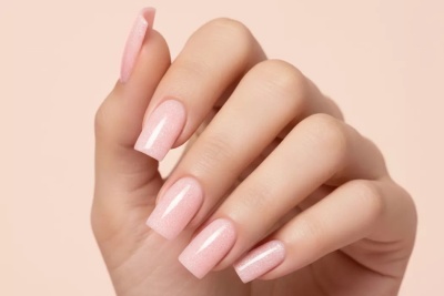 Unhas compridas quadradas com verniz rosa claro brilhante