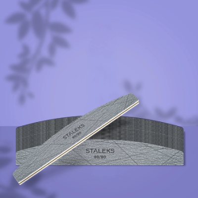 Duas limas para unhas cinza com texto Staleks 80/80 sobre fundo azul