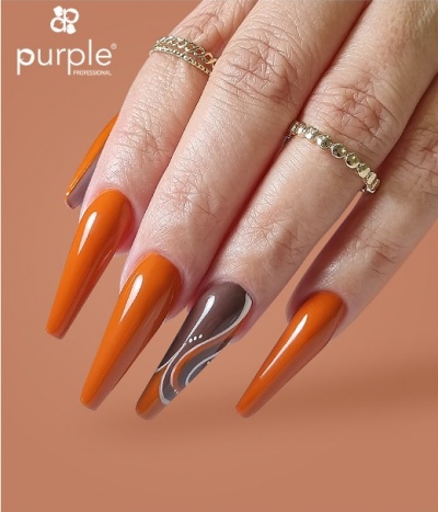 Unhas longas pintadas em laranja e castanho com design, com anéis dourados numa mão