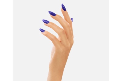 Mão feminina com unhas longas pintadas de azul roxo