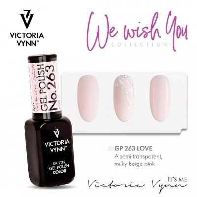 Frasco de esmalte gel Victoria Vynn GP 263 LOVE e três amostras de unhas rosa bege com padrão branco