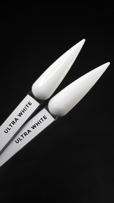 Amostras de unhas falsas brancas etiquetadas com ULTRA WHITE